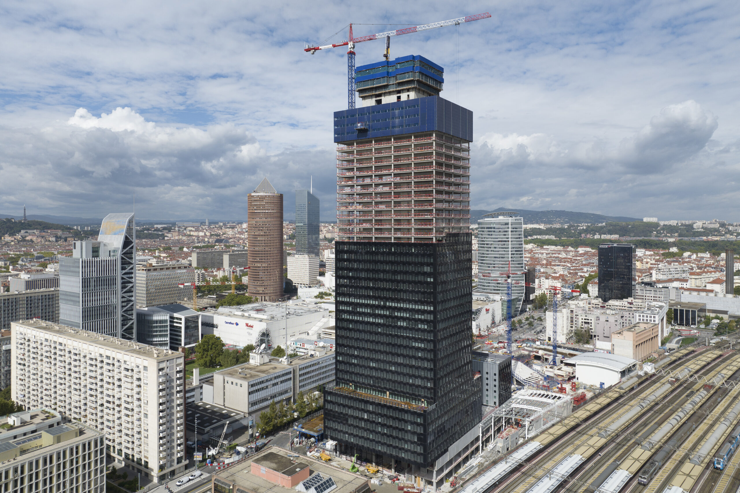 80 000 m² - Hauteur : 170m - 43 étages
- Délai de réalisation : 65 mois